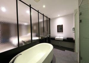 仁川市3S Hotel Sorae的带浴缸和盥洗盆的大浴室