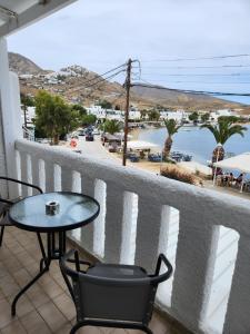 利瓦迪奥Eleios Hotel Serifos的设有带桌椅的阳台,享有海滩美景