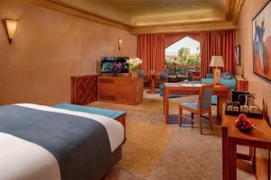马拉喀什居萨阿迪马拉喀什宫殿度假酒店的酒店客房设有床和客厅。