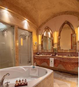 马拉喀什居萨阿迪马拉喀什宫殿度假酒店的带浴缸和两个盥洗盆的大浴室