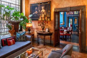 佛罗伦萨佛罗伦萨海尔维迪亚&布里斯托尔酒店 - 星际酒店集团的客厅配有沙发和桌子