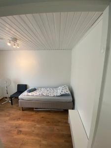 图尔库Big Duplex, 15min to Turku or Naantali的天花板客房内的一张床位