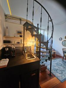 阿姆斯特丹Waterfront Studio的一个带水槽和螺旋楼梯的厨房