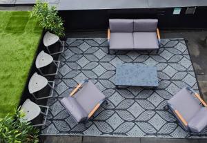 蒙特利尔Liv MTL Soho的享有带桌椅的庭院的空中景致。