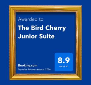 瓦尔考斯The Bird Cherry Junior Suite的鸟儿慈善杜 ⁇ 套房的框架标志