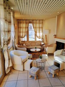 蒙特克拉蒙克拉埃斯佩斯酒店的带沙发和桌子的客厅