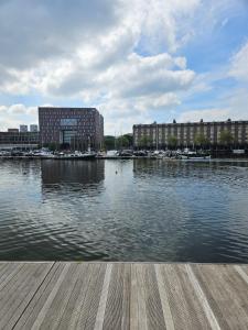 阿姆斯特丹Waterfront Studio的水体和建筑物的景色