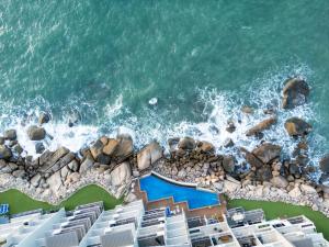 耐莉湾美爵公寓磁岛酒店的享有海滩的空中景致,配有椅子和海洋