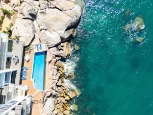 耐莉湾美爵公寓磁岛酒店的岩石海岸附近水面的空中景观