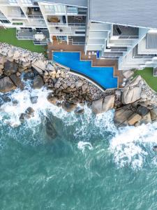耐莉湾美爵公寓磁岛酒店的度假村水滑梯的图像