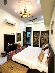 斋浦尔Jaipur Heritage Haveli的一间卧室配有一张大床和一张桌子
