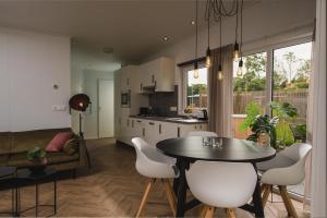 莱森Panorama lodge with wellness and hottub 2 p.的厨房以及带桌椅的用餐室。