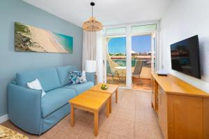 英格兰海滩MUR Apartamentos Buenos Aires Gran Canaria的客厅配有蓝色的沙发和桌子