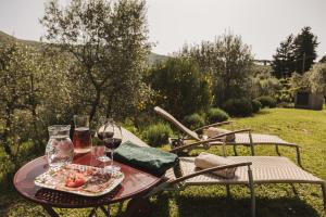 基安蒂格雷夫La Veronica Exclusive Chianti Resort的一张桌子,上面放着一盘食物和酒杯