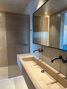 埃尔莫波利斯Syros Soul Private Pool Suites的一间带水槽和镜子的浴室