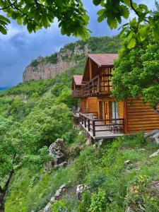 HalidzorHarsnadzor Eco Resort的山丘上的小木屋