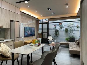台南Triple One Entire Home 慶東111私人招待所 包棟民宿的客厅配有桌子和沙发