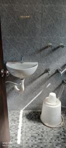 钦奈Mount Heera Hotel-Alandur的浴室设有白色水槽和镜子