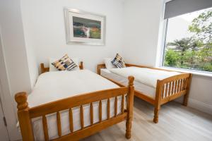 CarrickCarrick Gate的带窗户的客房内设有两张单人床。