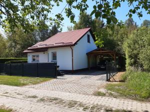 鲁斯诺沃Dom Bursztyn的一间白色的小房子,有红色的屋顶