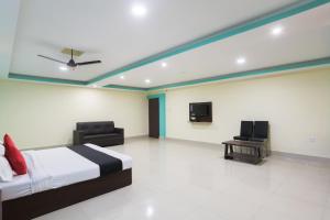 ĀsansolOYO Hotel Nakshatra.的一间卧室配有一张床和一台平面电视