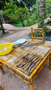 Cái RăngTây Đô Homestay Cần Thơ的一张木桌,上面有一大堆鱼