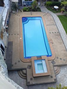 塔比拉兰Elicon Suites的大型游泳池的顶部景色