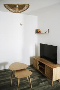 DamparisLa belle Epoque的客厅配有电视、桌子和椅子