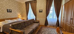 雷德尼斯扎莫奇莱德尼斯酒店的酒店客房,配有床和沙发