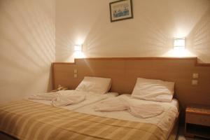 苏塞Hotel Jinene Resort的卧室内的一张床位,上面有两盏灯