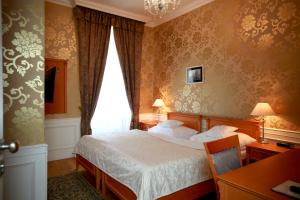 雷德尼斯扎莫奇莱德尼斯酒店的酒店客房设有床和窗户。