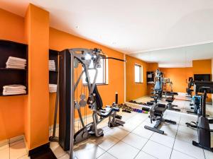 阿克拉阿克拉机场宜必思尚品酒店的一间拥有橙色墙壁和跑步机的健身房