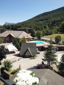 蒙特克拉蒙克拉埃斯佩斯酒店的享有带游泳池的度假村的空中景致