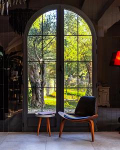 乌尔齐尼MASHTRA - The Olive House的客房设有拱形窗户和椅子。