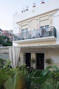 陶尔米纳Allegra Experience的带阳台和植物的白色房屋