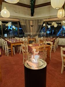 蒙特克拉蒙克拉埃斯佩斯酒店的餐厅里摆放着桌椅