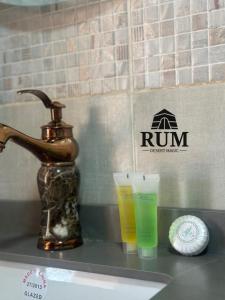 瓦迪拉姆Rum desert magic的厨房柜台上的水龙头和两个杯子