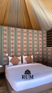 瓦迪拉姆Rum desert magic的帐篷内的一张床位,上面有跑步标志