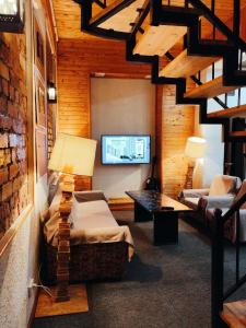 卡拉科尔Urban Monkey Tent hostel & bar的客厅配有沙发和桌子