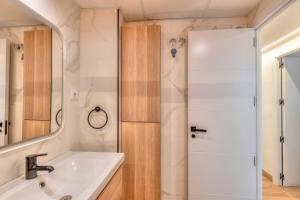 马德里Apartamento Metropolitano II en Madrid的一间带水槽和淋浴的浴室