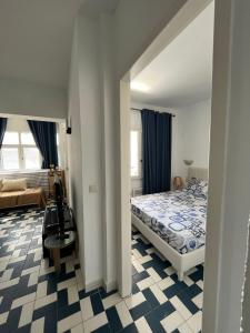 甘达坞伊港Bel appartement au coeur du Port El Kantaoui的一间卧室设有一张床和一间客厅。