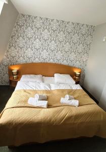 托日姆佩特罗汽车旅馆的一间卧室配有一张床,上面有两条毛巾