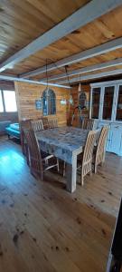 圣皮耶尔代勒福尔卡Logement cosy au pied des pistes的用餐室配有大型木桌和椅子