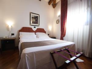 巴扎诺阿拉罗卡会议、餐厅及酒店的一间卧室配有一张紫色框大床
