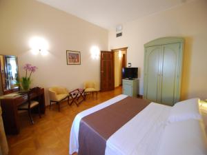 巴扎诺阿拉罗卡会议、餐厅及酒店的酒店客房带一张床、一张桌子和椅子