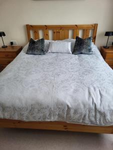 恩尼斯Charming 1-Bed Apartment in Barefield的一张木架床和枕头