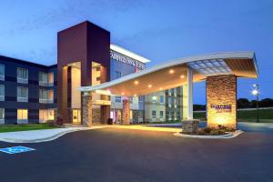 麦迪逊Fairfield Inn & Suites by Marriott Madison West/Middleton的医院前的一个空停车位