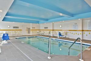 麦迪逊Fairfield Inn & Suites by Marriott Madison West/Middleton的一座大型游泳池拥有蓝色的天花板