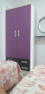 阿格特Casa Faican的配有两张床的房间的紫色橱柜