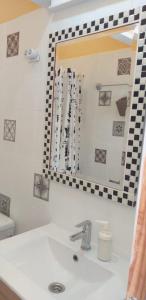 阿格特Casa Faican的一间带水槽和镜子的浴室